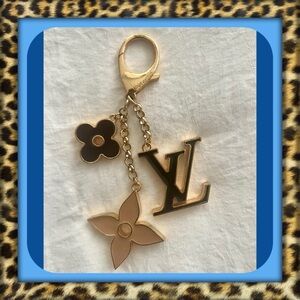 👑✅PRICE FIRM✅ Flower Motif Key Purse Charm.